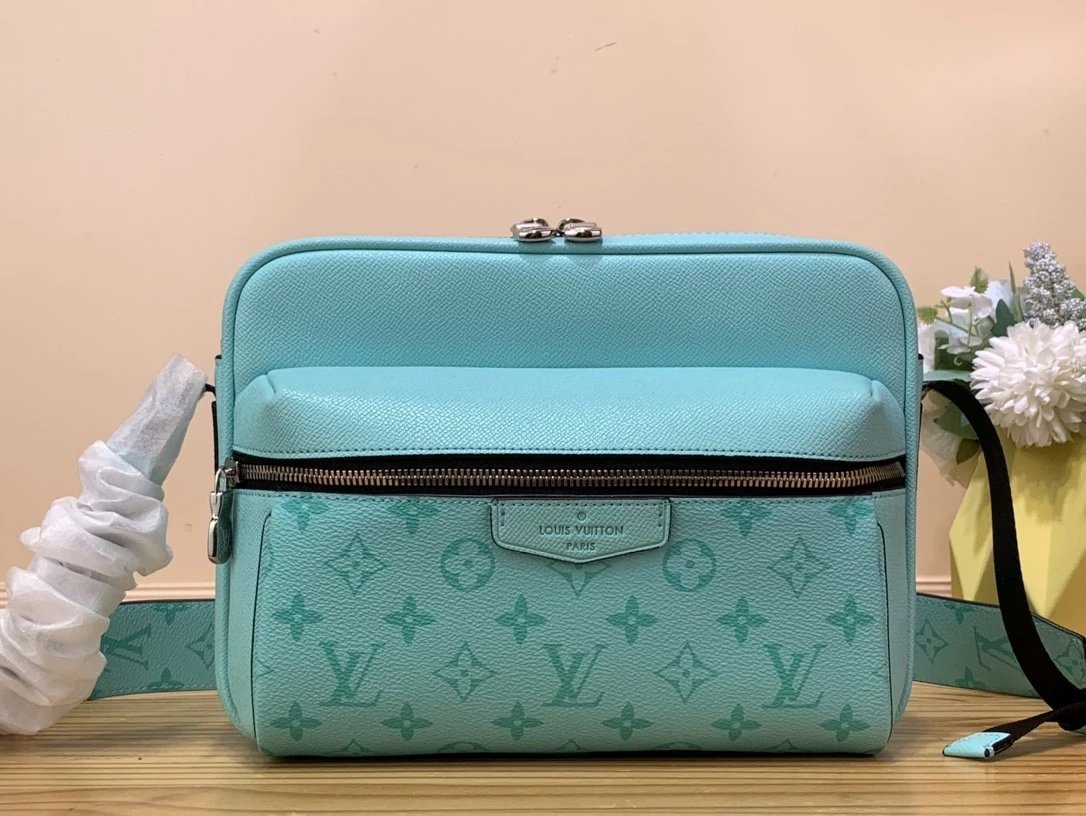 Louis Vuitton LV Men's Bag Top version Exclusive Launch Genuine Goods OEM New OUTDOOR Messenger Bag Men's Motorcycle Bag Camera Bag Backpack Shoulder Bag Messenger Bag Handbag Hand Bag Women's Bag Men's Bag M30233