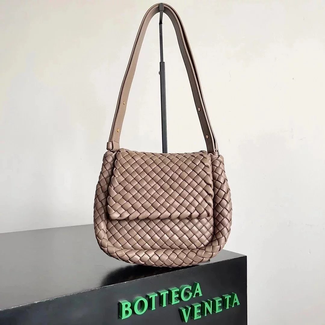 Bottega Veneta Women's Bag Top version 2023Early Autumn New Product COBBLE Flap Bag Woven Bag Shoulder Messenger Bag Women's Bag Fashion Casual All-Match Commuter Bag OL General-Purpose Imported Lambskin