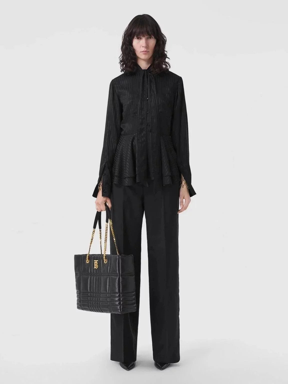 Burberry Women's Bag Top version 【Original Leather】The Latest Soft and Chic Quilted Shopping Bag in the Counter Is Made of Italian Tanned Lambskin.，Decoration TB Exclusive Identification，With Exquisite Chain Straps.Portable，Or Create a Shoulder-Back Shape