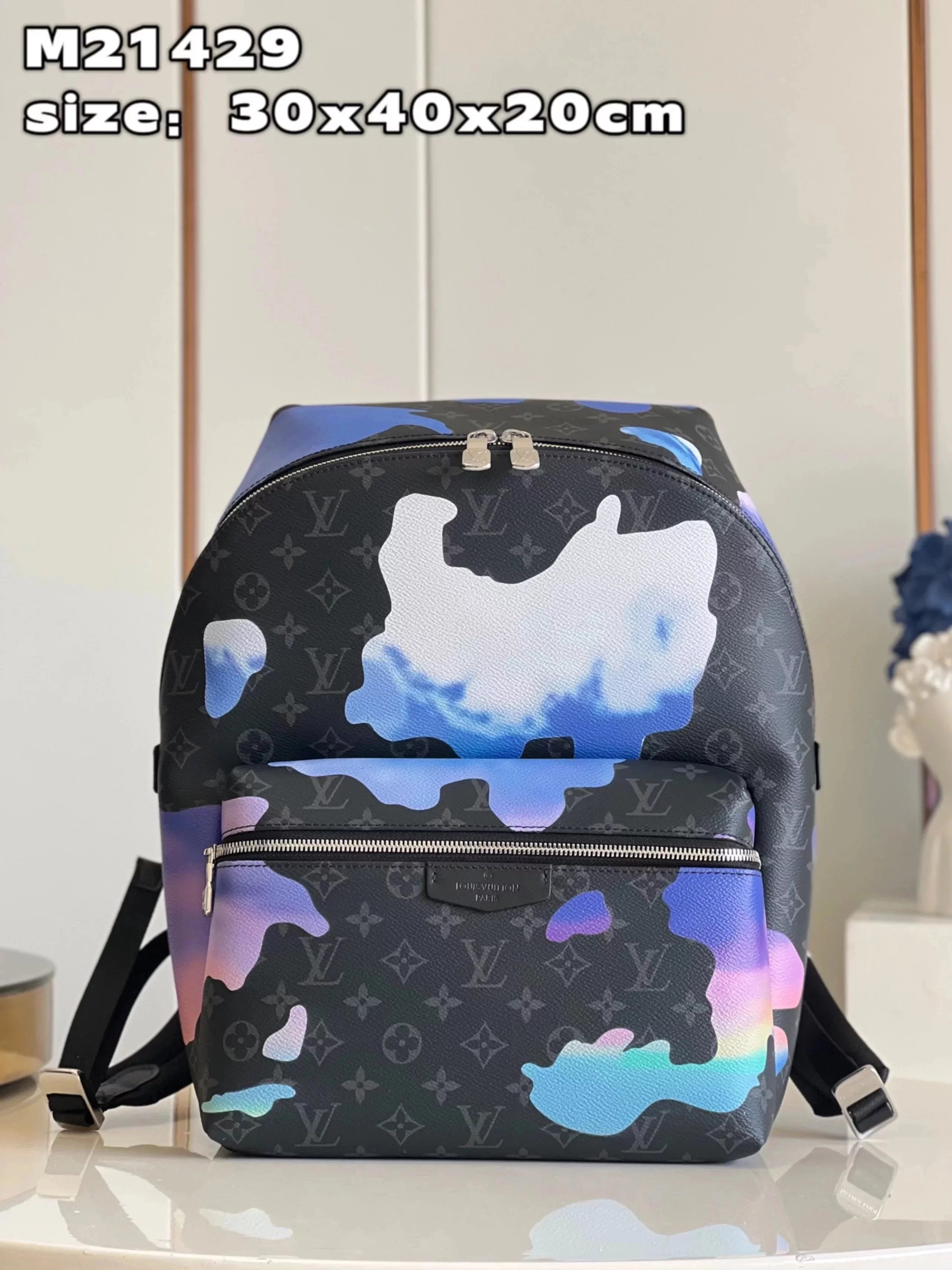 Louis Vuitton LV Backpack Top version 【New Arrivals】DISCOVERY Backpack M21429From RoomwithaView Capsule Series Floating Clouds Dream Color Description Monogram Canvas Shoulder Messenger Bag Backpack Mountaineering Schoolbag Travel Bag