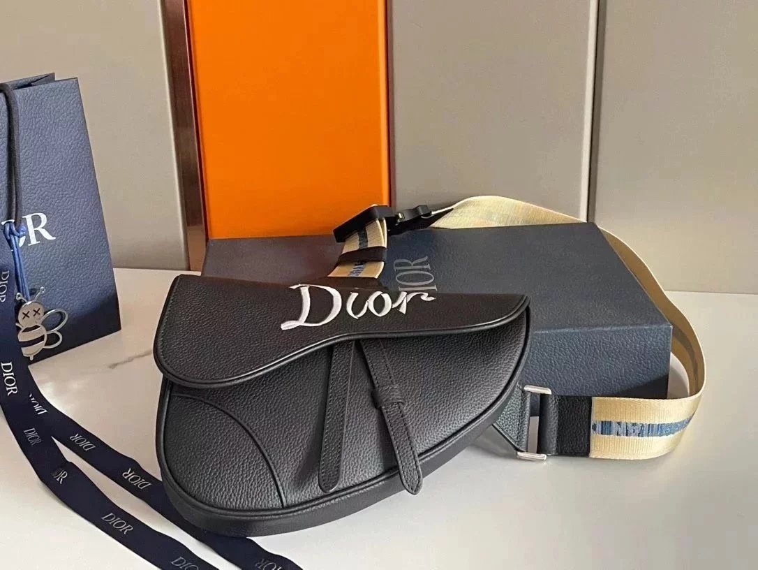 Dior Men's Bag Top version 2022New pre-fall Early Spring New saddlebag Embroidery logo Saddle Bag Handbag Messenger Bag Men's Handbag Full Leather Saddle Bag Men's Bag