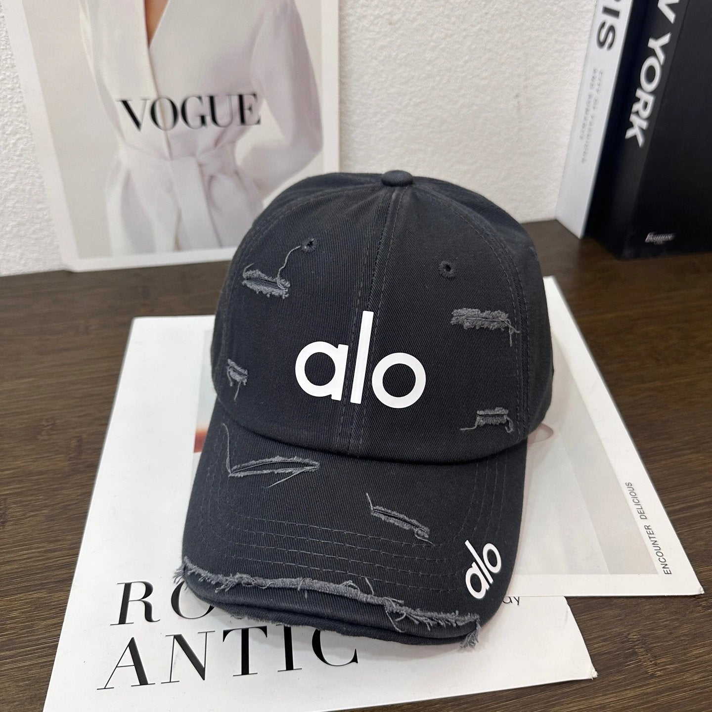 Alo Yoga Hat Classic Distressed Letters logo Baseball Cap Sunshade Sun Protection Duckbill Cap Large Head Circumference Slimming Face Curved Brim Versatile Sports Hat for Men and Women Couples Same Style