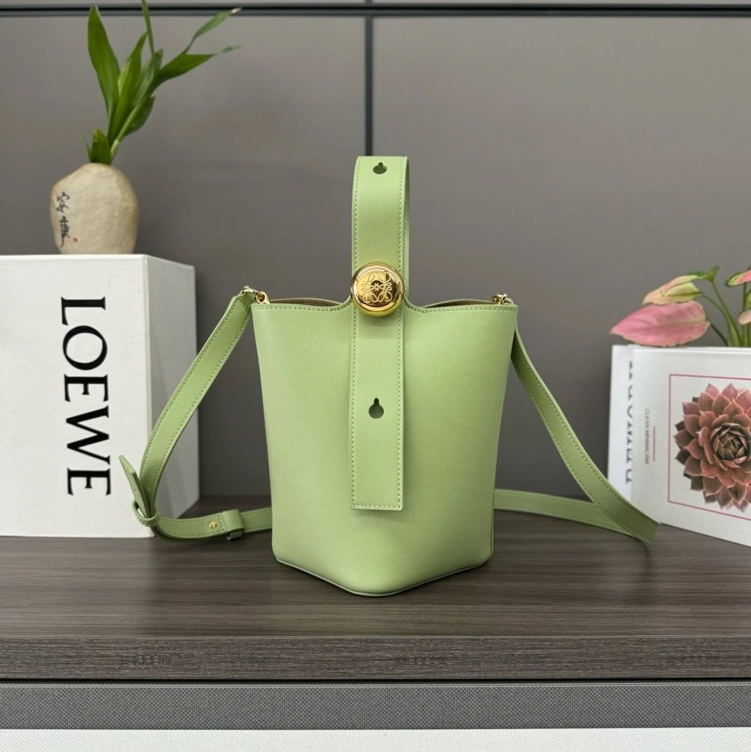 LOEWE Women's Bag Top version 【Super Original Factory Grade Surrogate Shopping】2024All New mini Vegetable basket bag mini Size Soft Grain Cow Leather PebbleBucket Bucket Bag Portable Messenger Bag Vegetable Basket Bucket Bag Vegetable Basket New Women's B