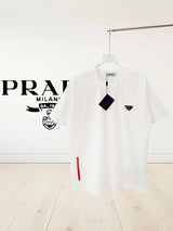 PRADA T-shirt Metal Triangle Logo on Chest with Red Leather Strip Stitching on the Right Side, Round Neck Short Sleeve25ss New Pure Cotton Unisex Style T Casual T-Shirt Base Layer Shirt OS Loose design