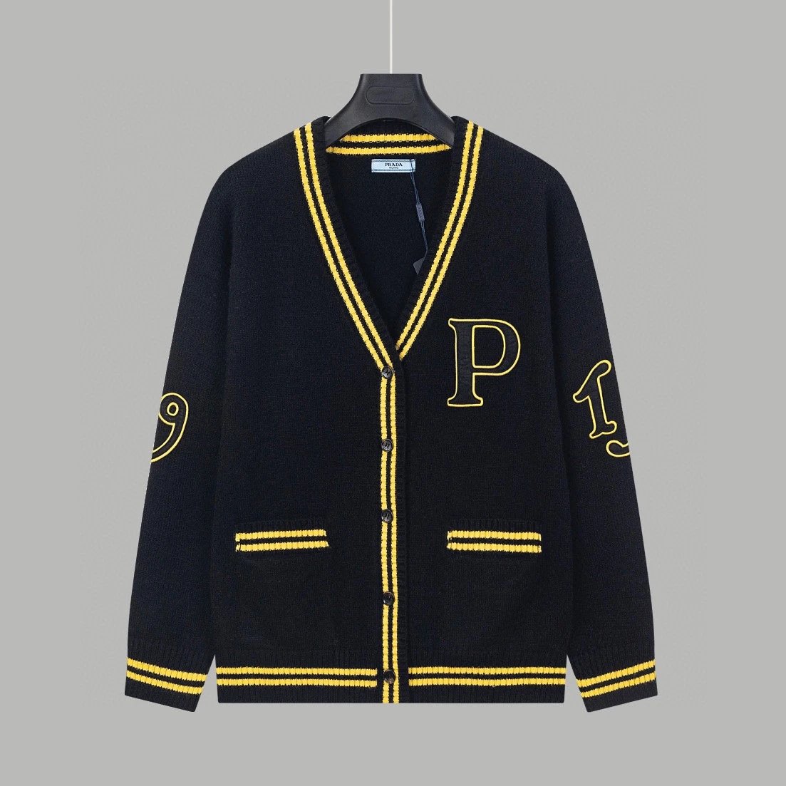 PRADA Sweater Affixed Cloth Embroidered Preppy Style Cardigan Wool Cashmere Sweater Coat for Men and Women Same Style Outerwear Top Long Sleeve Soft Glutinous Idle Style OS Loose Fit Thickened Versatile Casual Wear for Both Inner and Outer Layering
