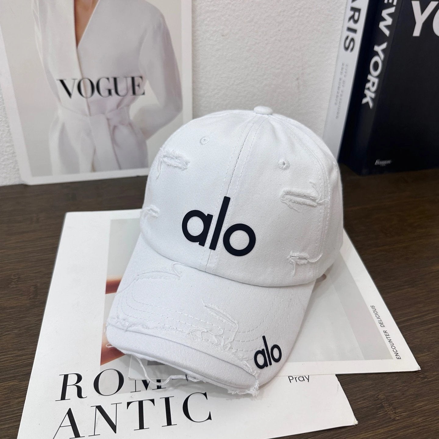 Alo Yoga Hat Classic Distressed Letters logo Baseball Cap Sunshade Sun Protection Duckbill Cap Large Head Circumference Slimming Face Curved Brim Versatile Sports Hat for Men and Women Couples Same Style