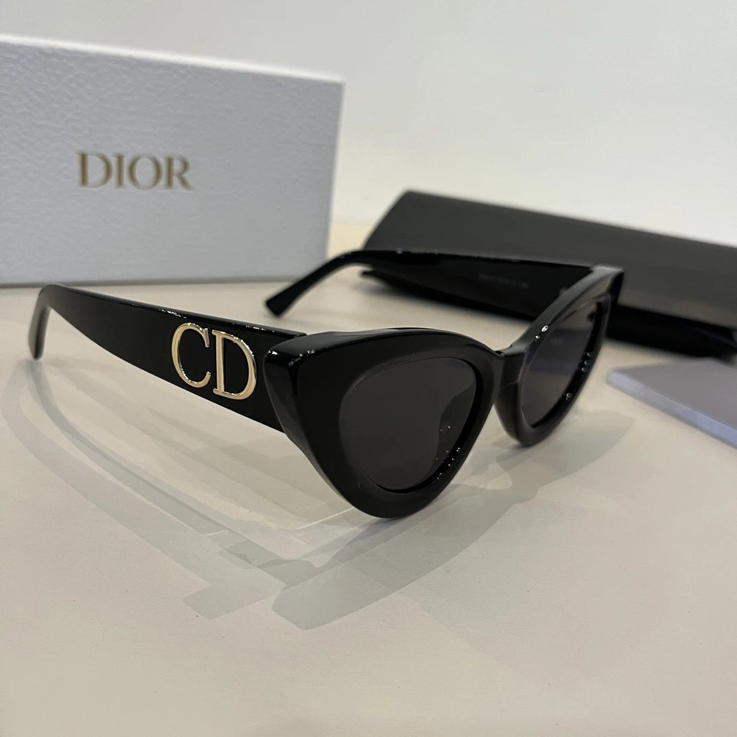 Dior Sunglasses CD Letter Gold Label Temple Sunglasses Slimming Non-Prescription Unisex Couple Style UV Protection Driving Beach Fishing25ss New Sports Casual Versatile