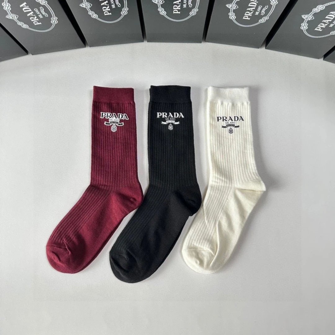 PRADA Sock 【A box of three pairs】Classic Letters logo Pure Cotton Mid-Calf Slouch Socks Breathable Fashionable25ss New Cotton Socks Spring Summer Autumn Thin Business Sports Casual Versatile Deodorant Sweat-Absorbing