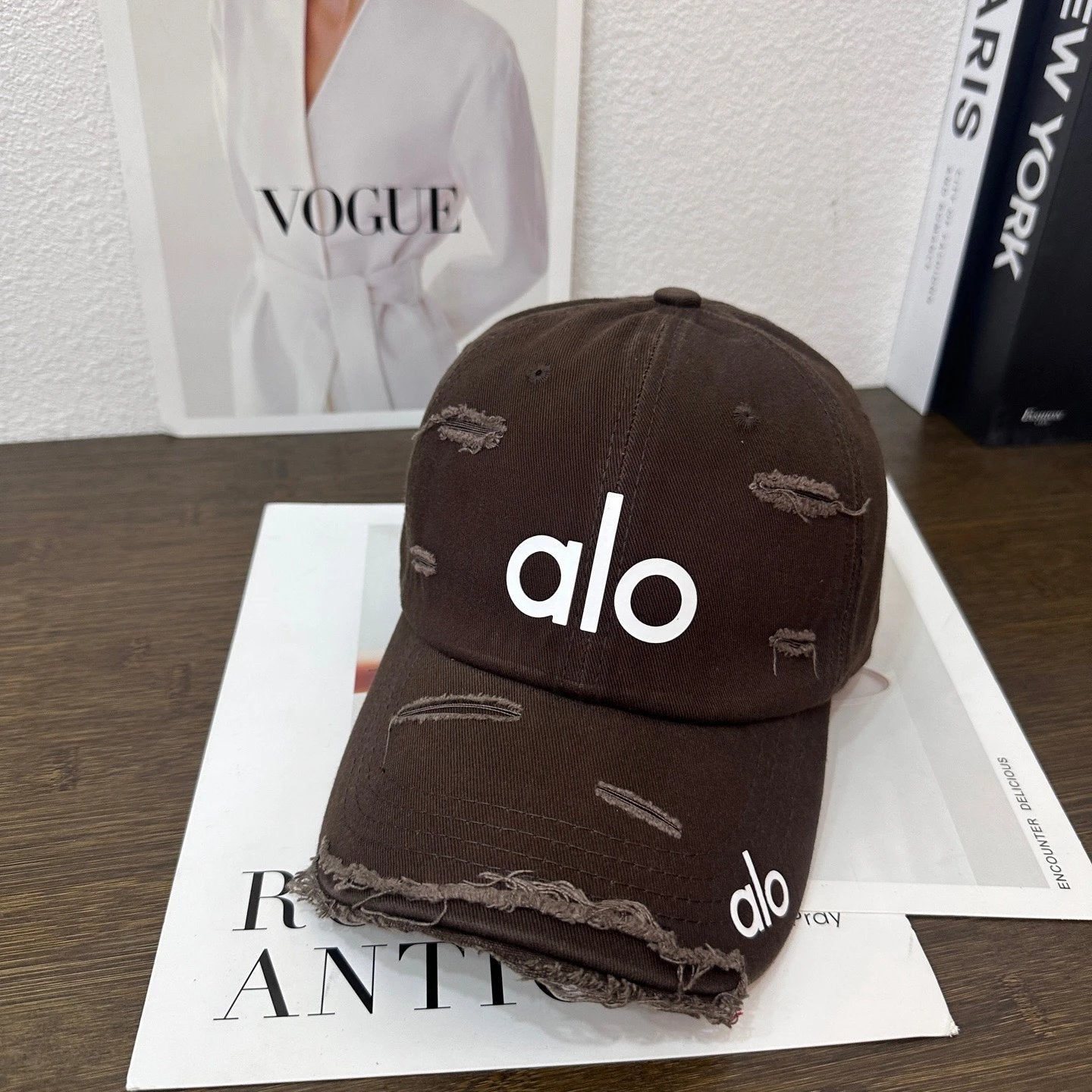 Alo Yoga Hat Classic Distressed Letters logo Baseball Cap Sunshade Sun Protection Duckbill Cap Large Head Circumference Slimming Face Curved Brim Versatile Sports Hat for Men and Women Couples Same Style