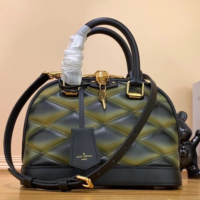 Louis Vuitton LV Women's Bag Top version 【High Version Original Leather】New Diamond Quilted Pattern A1maBB Shell Bag Original Sheepskin Shoulder Messenger Bag Portable Women's Bag AlmaBB Handbag M23666