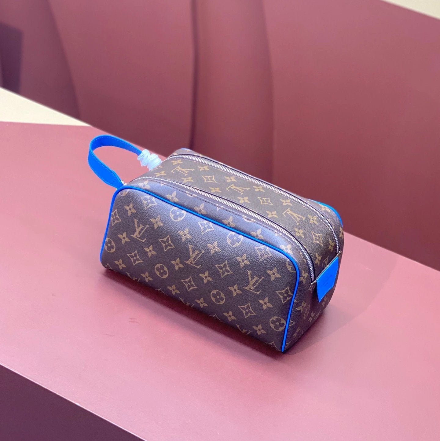 Louis Vuitton LV Wallets/Clutches Top version 【Top with High Version】【LockerDoppKit Toilet Bag】M83112Flower(Silk Screen)Black Color Wash Bag DOPP Toilet Bag/Cosmetic Bag Men's and Women's Bags Handbag Presbyopic M83112Black Flower Wash Bag Large M12641