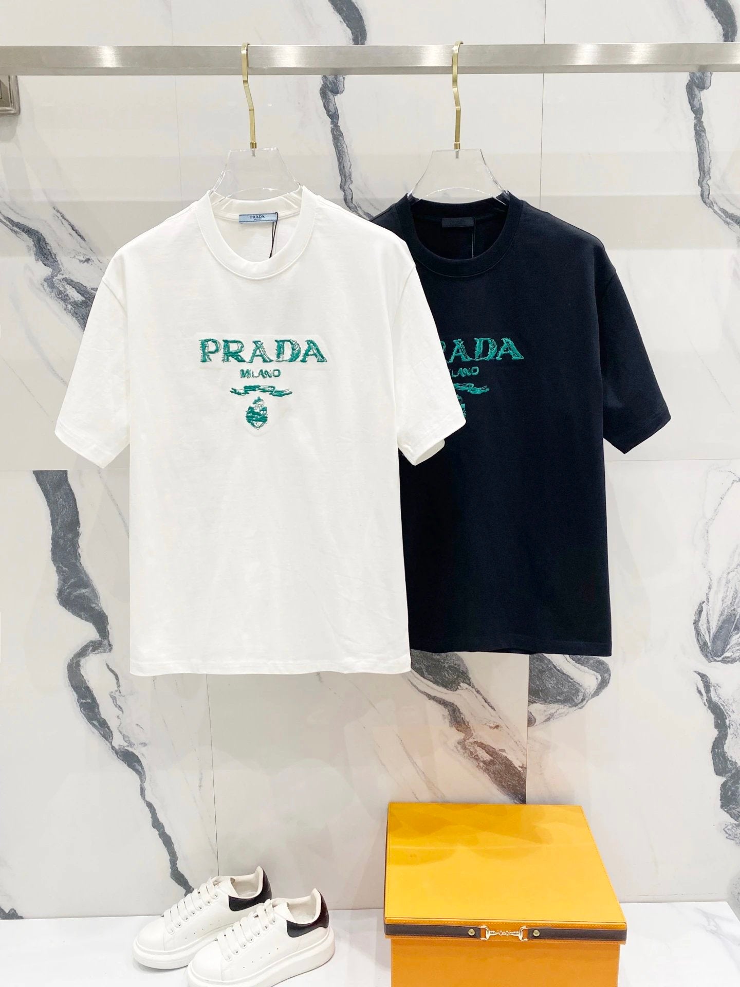 PRADA T-shirt Green Letter Embroidery on Chest logo round Neck Short Sleeve25ss New pure cotton T Unisex T-Shirt OS Loose Fit Base Shirt Top Half Sleeve T-Shirt