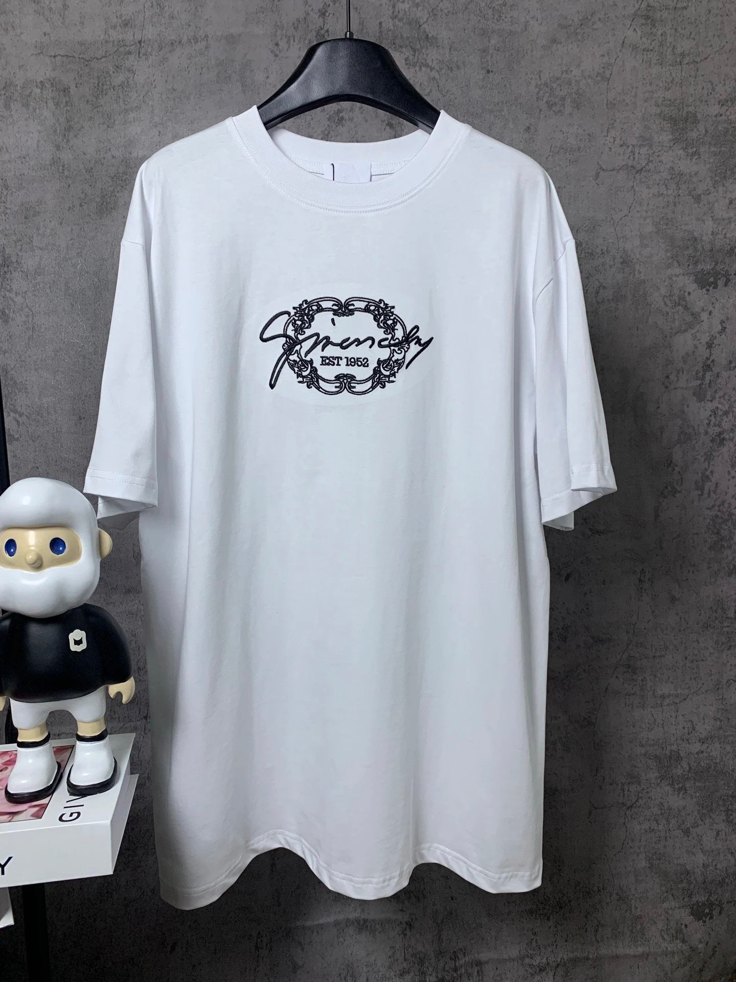 Givenchy T-shirt Chest Slogan Embroidery logo round Neck Short Sleeve25ss New Pure Cotton Unisex Style T Casual T-Shirt Base Layer Shirt OS Loose Fit Half Sleeve Top Plus Size