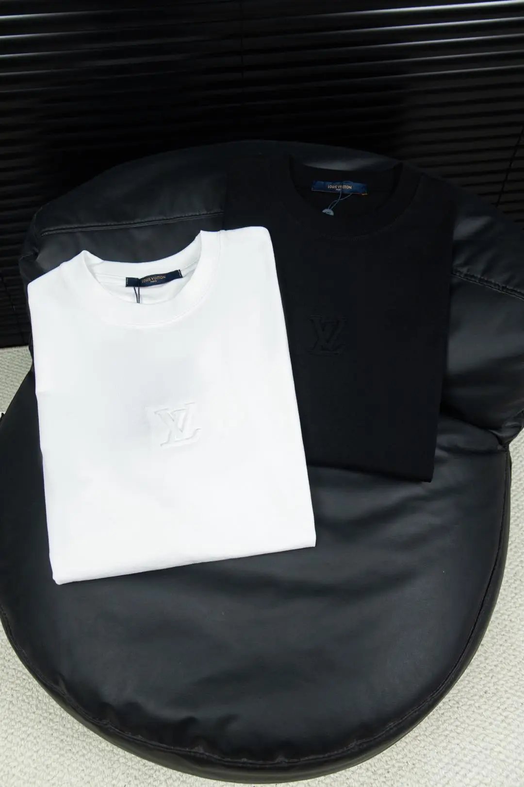 Louis Vuitton LV T-shirt Classic Embossed Pattern on the Chest logo round Neck Short Sleeve25ss New pure cotton T Unisex T-Shirt OS Loose Fit Base Shirt Top Half Sleeve T-Shirt