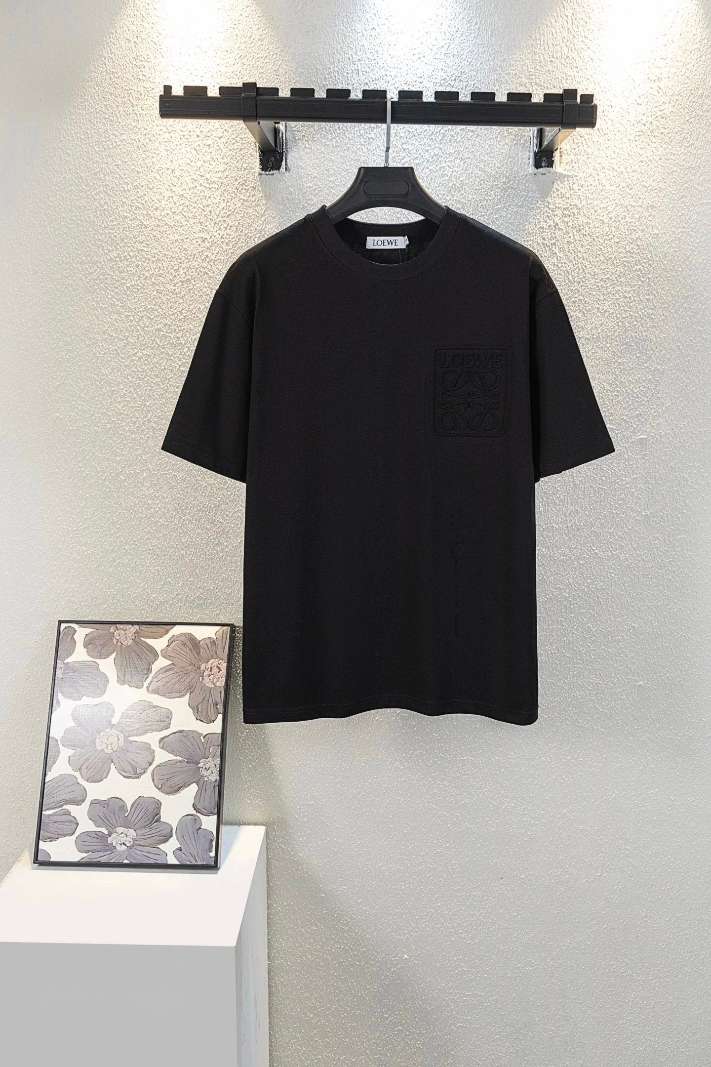 LOEWE T-shirt Embossed Letters on the Chest logo round Neck Short Sleeve25ss New pure cotton T Unisex T-Shirt OS Drop Shoulder Loose Fit Base Shirt Top T-Shirt Short Sleeve