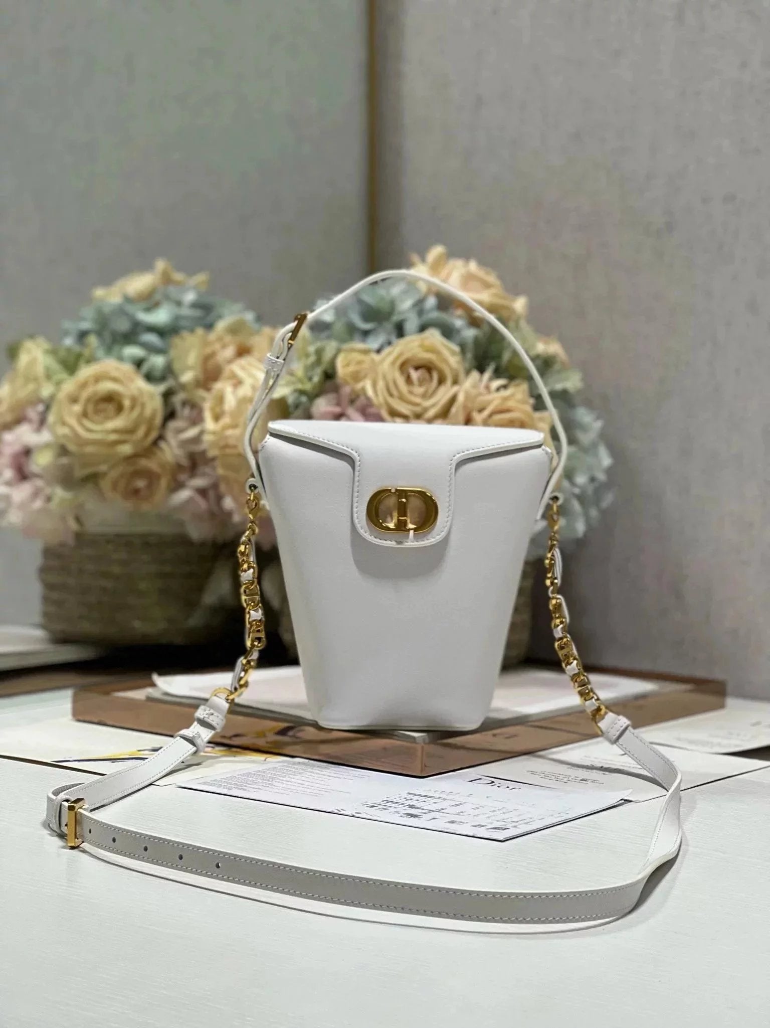 Dior Women's Bag Top version 24Early Spring New30Montaigne Mini Chain Bucket Bag Women Hand-Carrying Crossbody Bag New Montaigne Montian Bucket Bag Small Bucket Bag