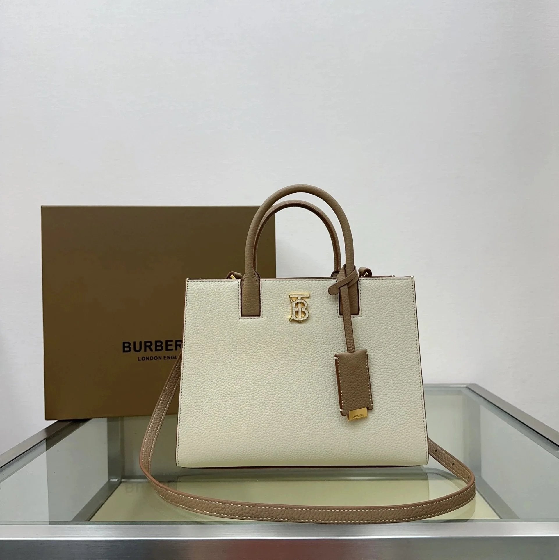 Burberry Women's Bag Top version 【Original Leather Surrogate Shopping Edition】Autumn and Winter New Women's Clothes Tote Bag Latest Version Tote Tote Bag Women's Shopping Bag Vegetable Basket Bag Portable Briefcase Thomas Exclusive Identification.