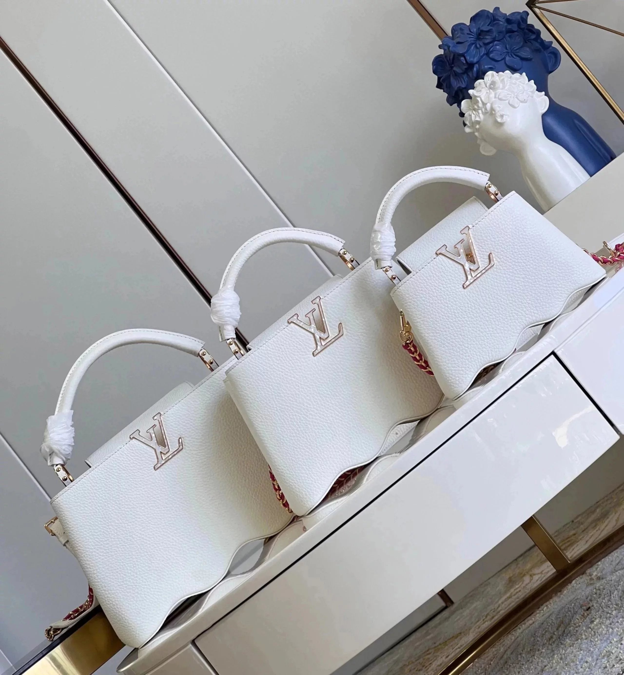 Louis Vuitton LV Women's Bag Top version 【Highest Version】Unique Correct Version❗️Lady Bag～Capucines Wave Style Women's Bag Shoulder Messenger Bag Double-Shoulder Strap Chain Bag Hot Pressing Forming like a Shell Smart New Women's Bag M22122