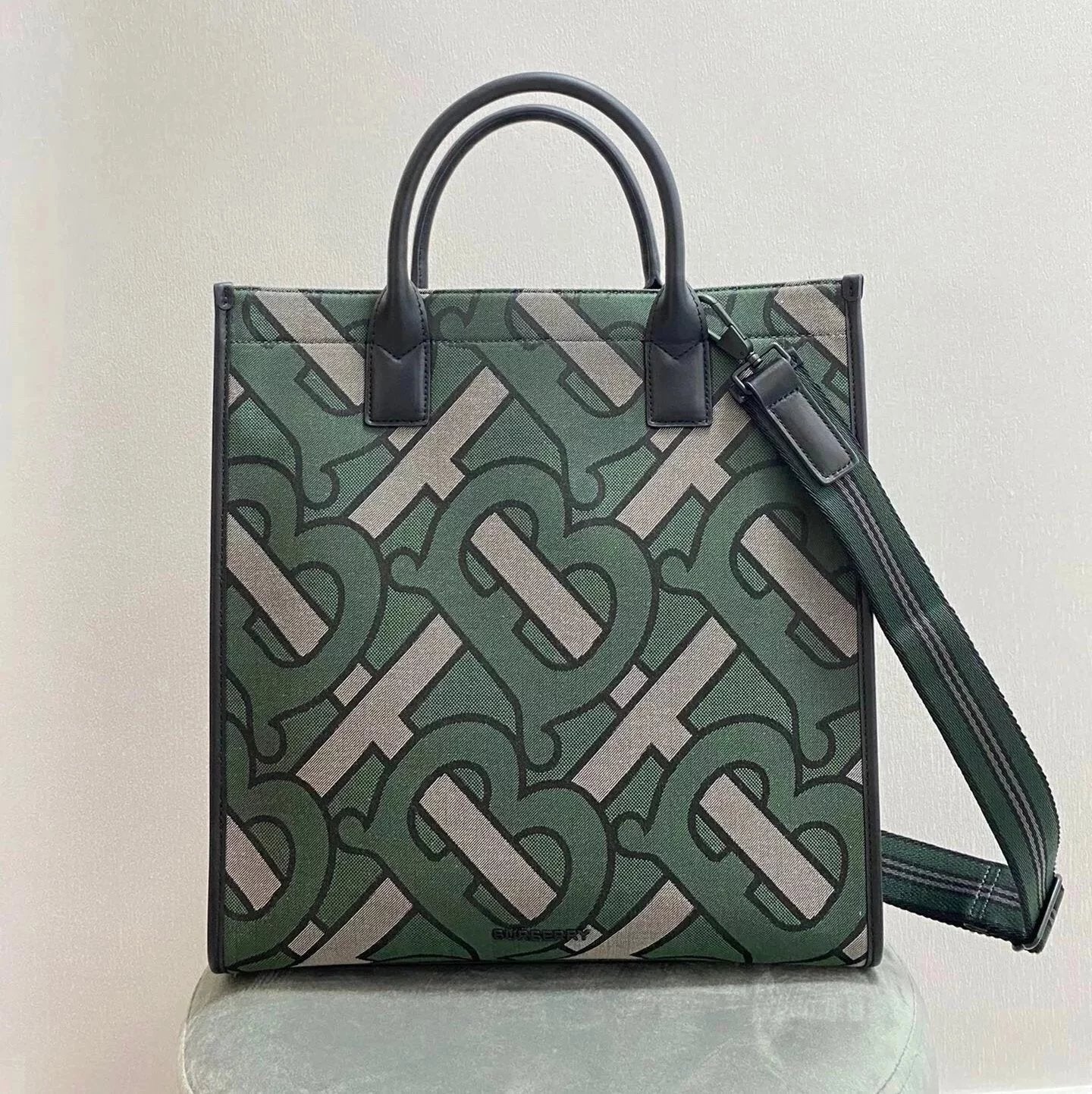 Burberry Women's Bag Top version Fabric Made of New Tote Bag Recycled Polyester Fiber and Cotton Yarn TB Flag logo Men and Women tote Tote Bag Handbag Computer Bag Men's and Women's Handbags