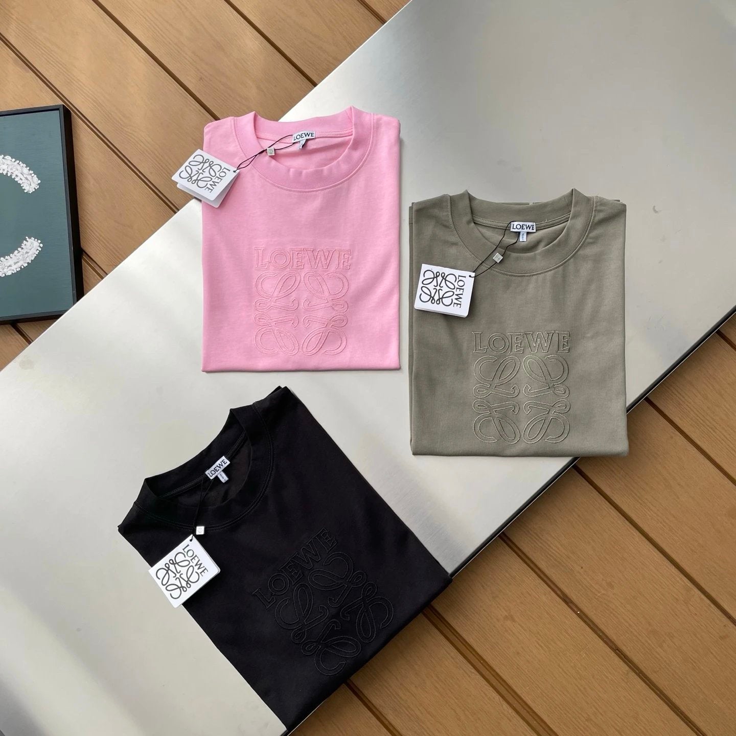 LOEWE T-shirt 3D Letter Embroidery on the Chest logo round Neck Short Sleeve25ss New pure cotton T Unisex T-Shirt OS Drop Shoulder Loose Fit Base Shirt Top T-Shirt Short Sleeve