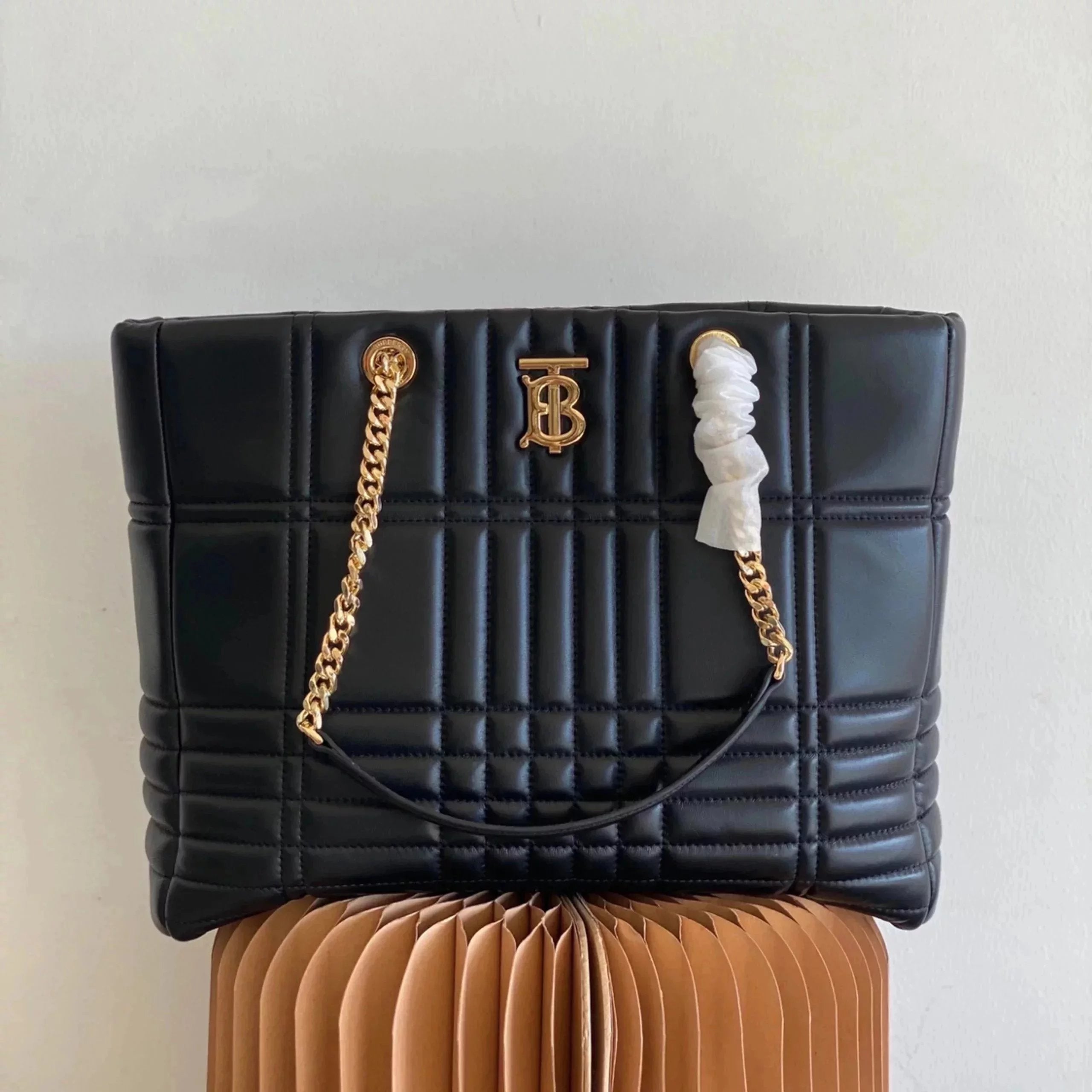 Burberry Women's Bag Top version 【Original Leather】The Latest Soft and Chic Quilted Shopping Bag in the Counter Is Made of Italian Tanned Lambskin.，Decoration TB Exclusive Identification，With Exquisite Chain Straps.Portable，Or Create a Shoulder-Back Shape