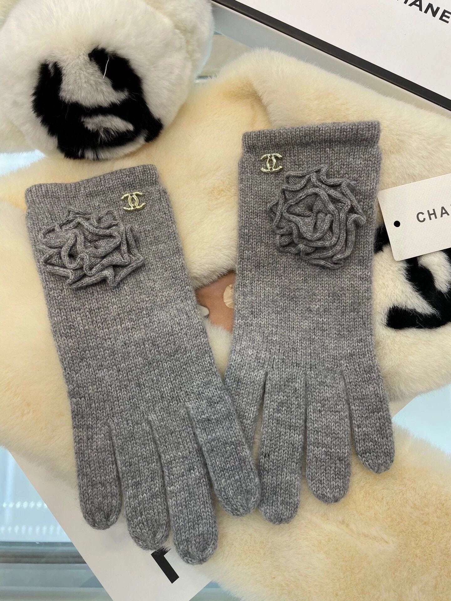 Chanel Gloves New Cashmere Knitted Gloves100%Cashmere Is Warm When Getting Started❤️This Model Is Made of Natural High Quality Cashmere, Soft, Warm and Comfortable7GG Double Yarn Handmade Flat Knit Plain Weaving Knitting Handmade Seamless Stitching Finger