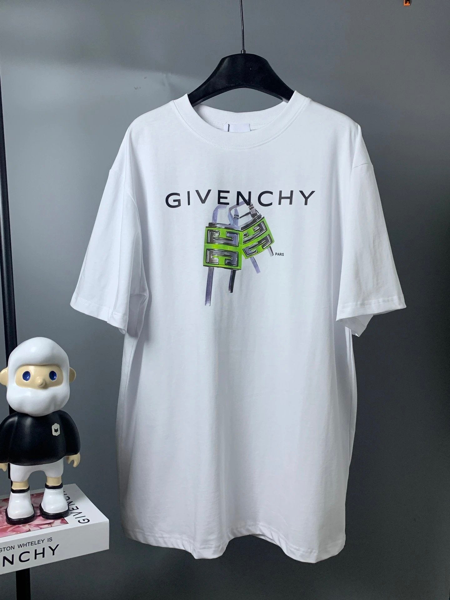 Givenchy T-shirt Chest Lock Letter Print logo round Neck Short Sleeve25ss New Pure Cotton Unisex Style T Casual T-Shirt Base Layer Shirt OS Loose Fit Half Sleeve Top Plus Size