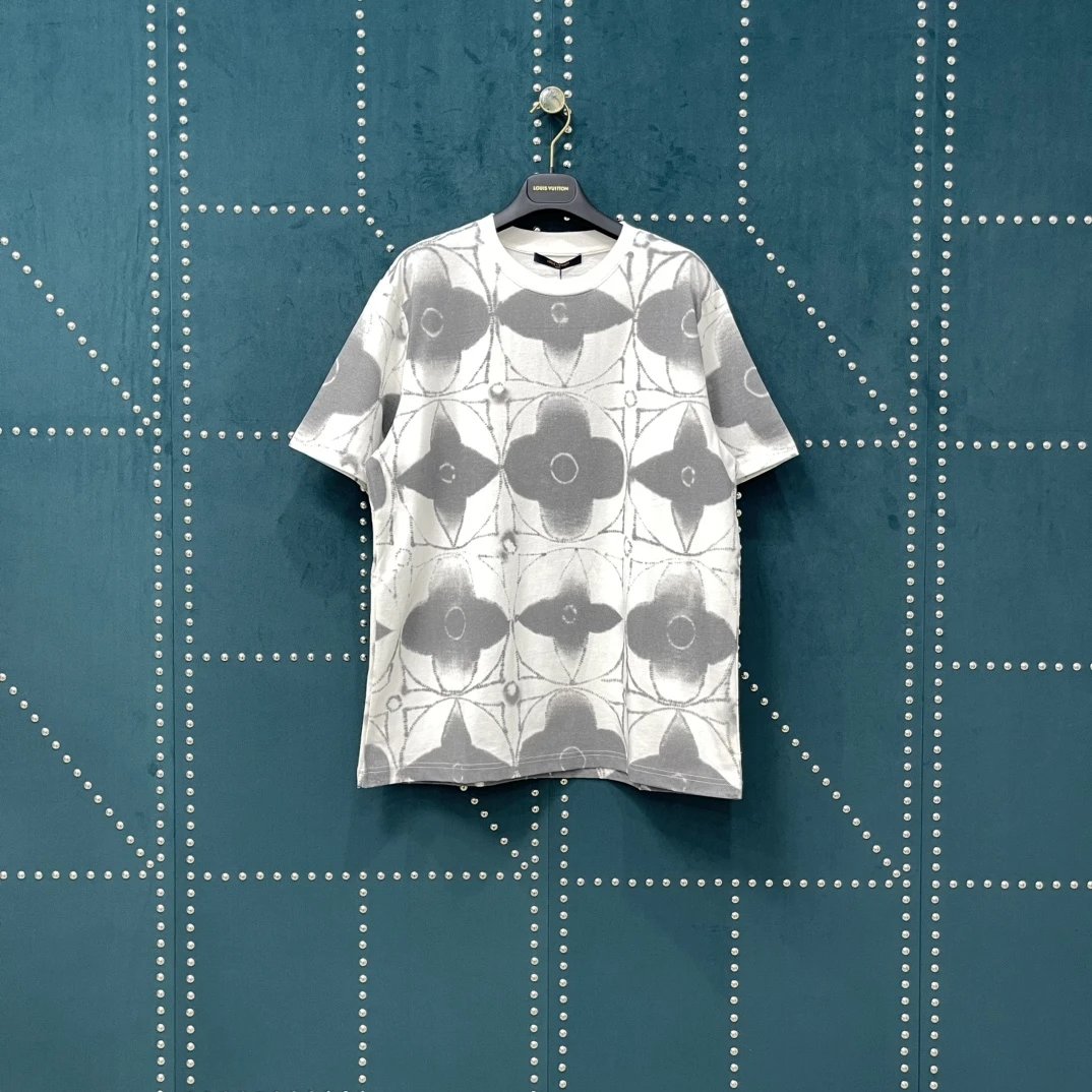 Louis Vuitton LV T-shirt Clover Gradient logo round Neck Short Sleeve25ss New pure cotton T Unisex T-Shirt OS Loose Fit Base Shirt Top Half Sleeve T-Shirt