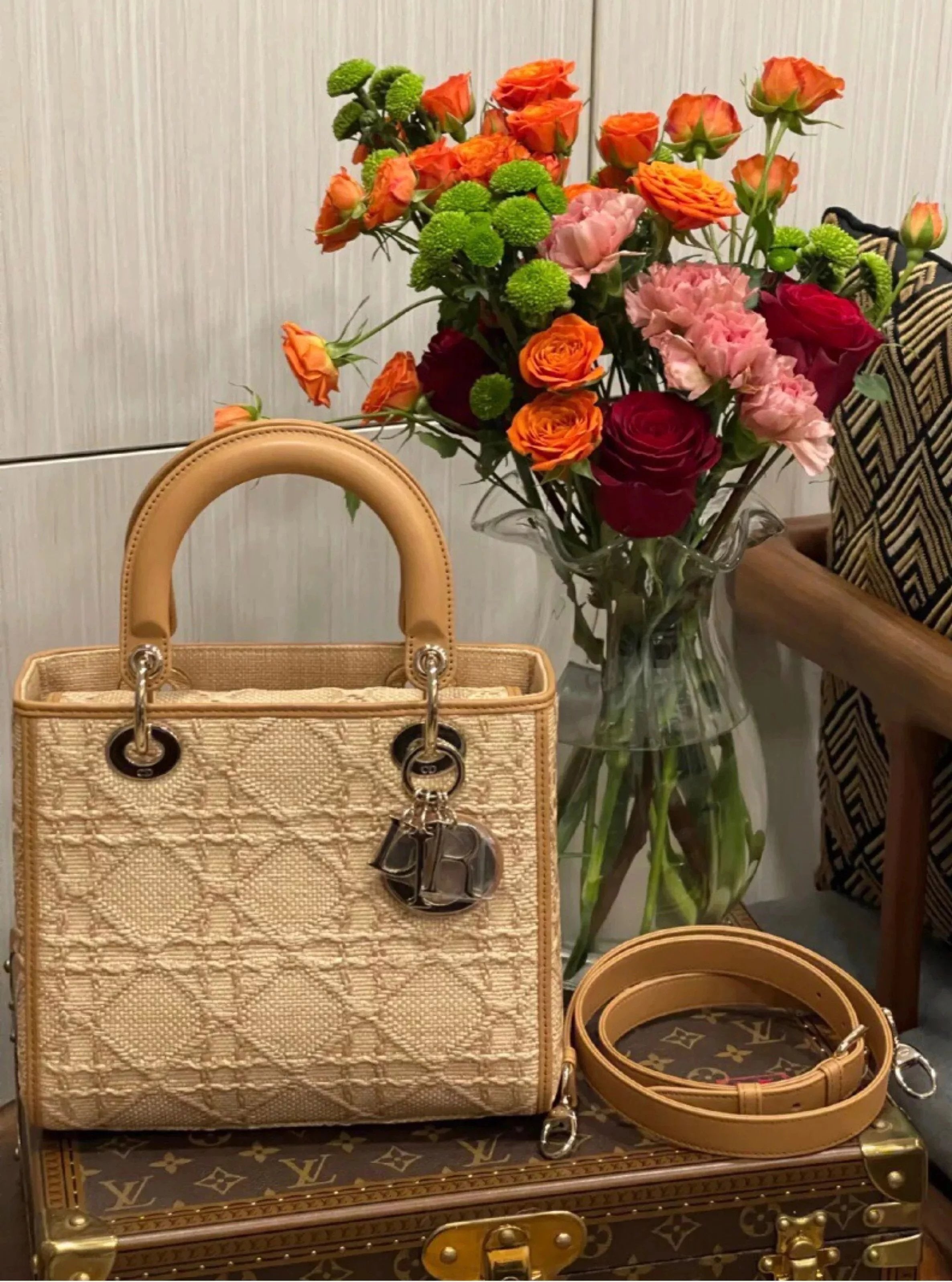 Dior Women's Bag Top version New22Year Lady Handbag Raffia Diana Bag Four-Grid Deep Insight into Elegance and Beauty Elegant Classic Crafted with Wine Grass，Decorated with Iconic Rattan Pattern Embellished with Light Gold Finish Metal“D.I.O.R.”Pendant