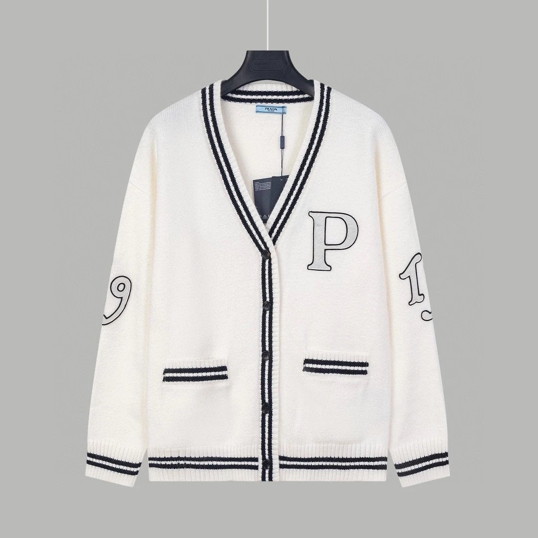 PRADA Sweater Affixed Cloth Embroidered Preppy Style Cardigan Wool Cashmere Sweater Coat for Men and Women Same Style Outerwear Top Long Sleeve Soft Glutinous Idle Style OS Loose Fit Thickened Versatile Casual Wear for Both Inner and Outer Layering