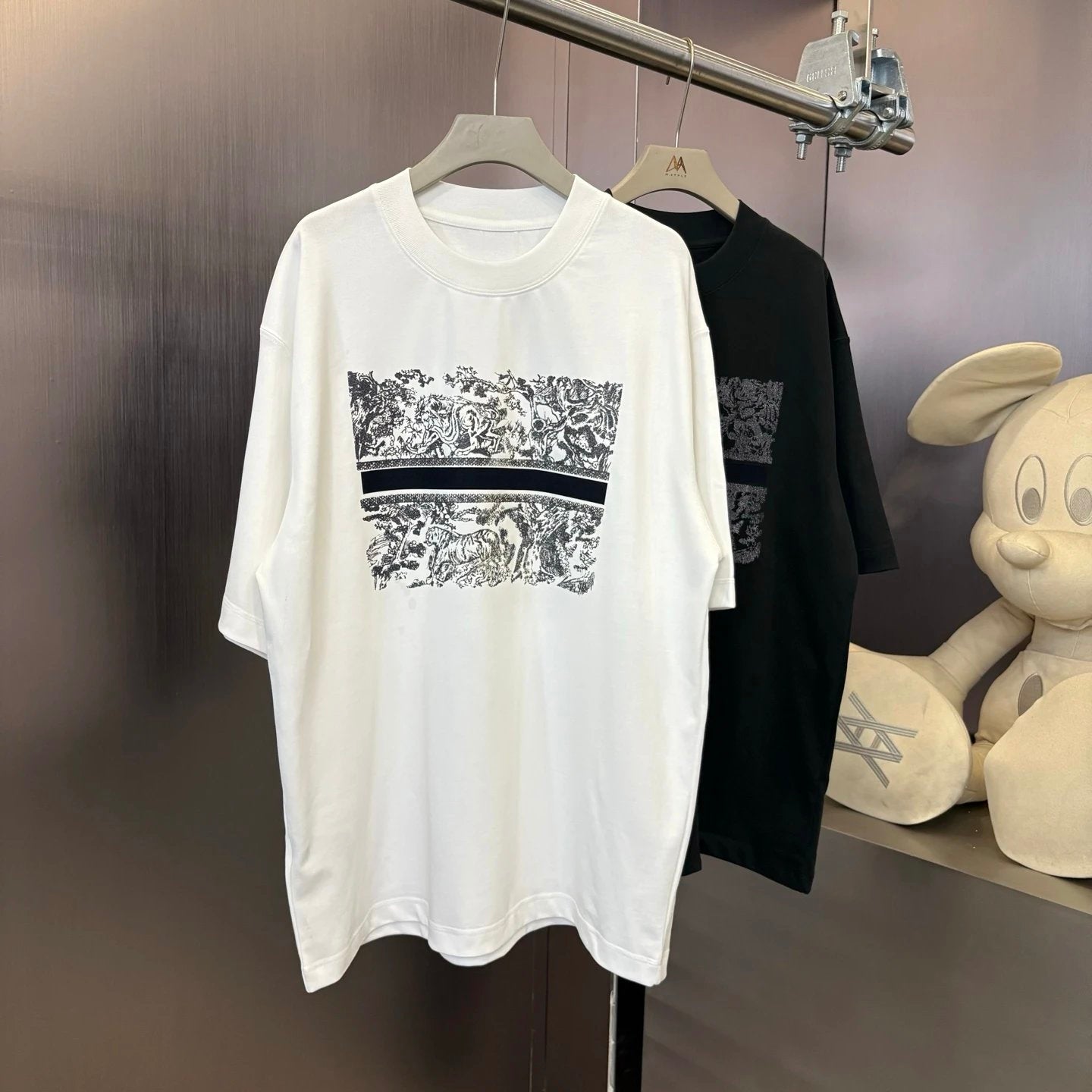Dior T-shirt Exquisite Pattern Print on the Chest logo round Neck Short Sleeve25ss New pure cotton T Unisex T-Shirt OS Drop Shoulder Loose Fit Base Shirt Top T-Shirt Short Sleeve