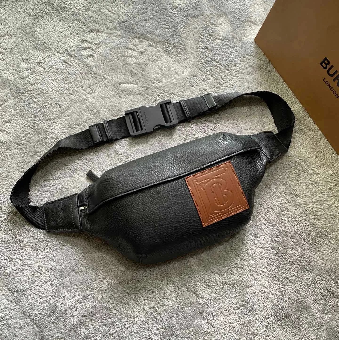 Burberry Women's Bag Top version Version Men's and Women's Bags80101441Black Medium Logo Letter logo Unisex Waist Bag Men's Crossbody Chest Bag Backpack Shoulder Bag Original Single Famous Brand Bag