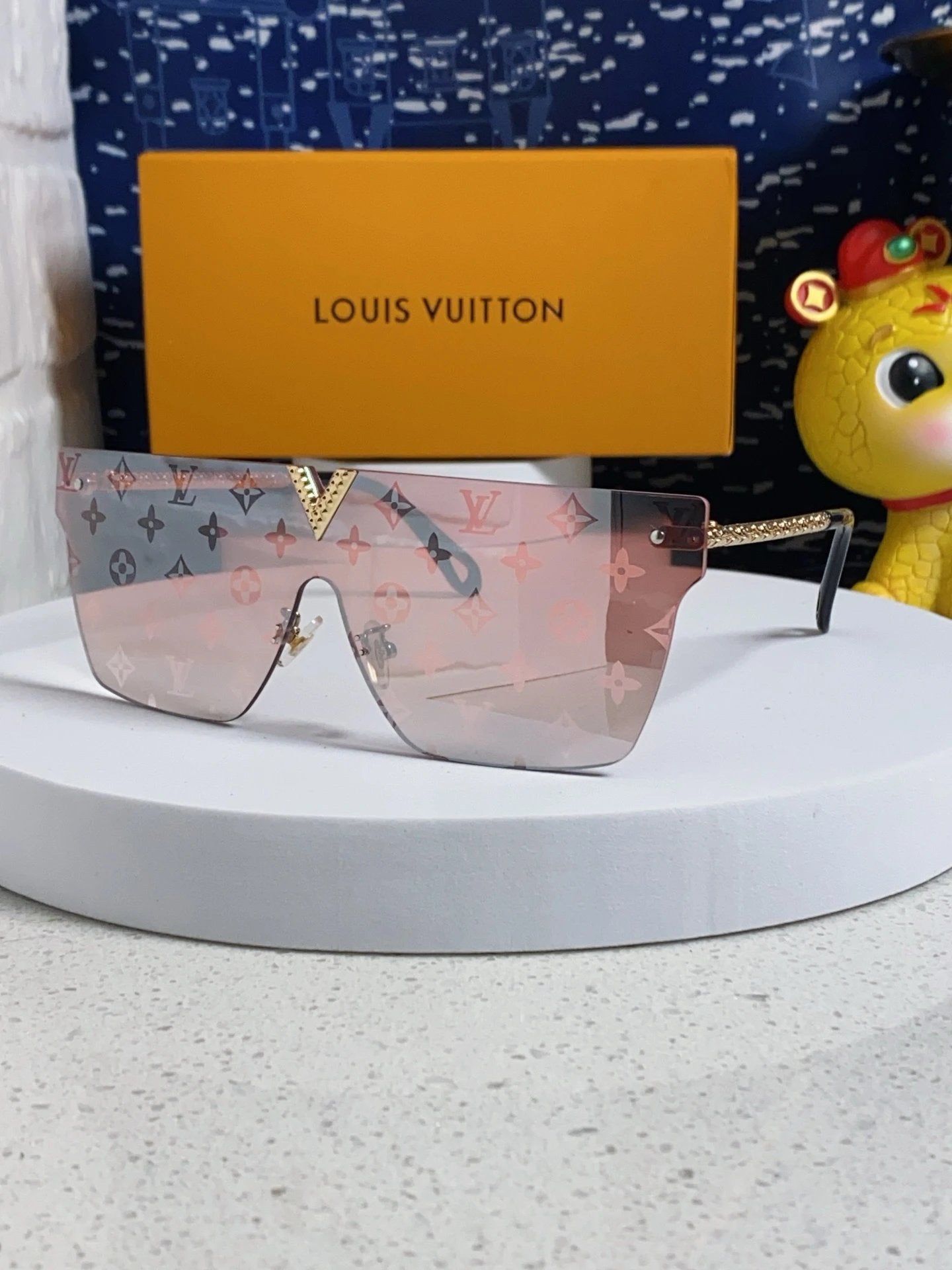Louis Vuitton LV Sunglasses Jacquard Lens Sunglasses Slimming Non-Prescription Unisex Couple Style UV Protection Driving Beach Fishing25ss New Sports Casual Versatile