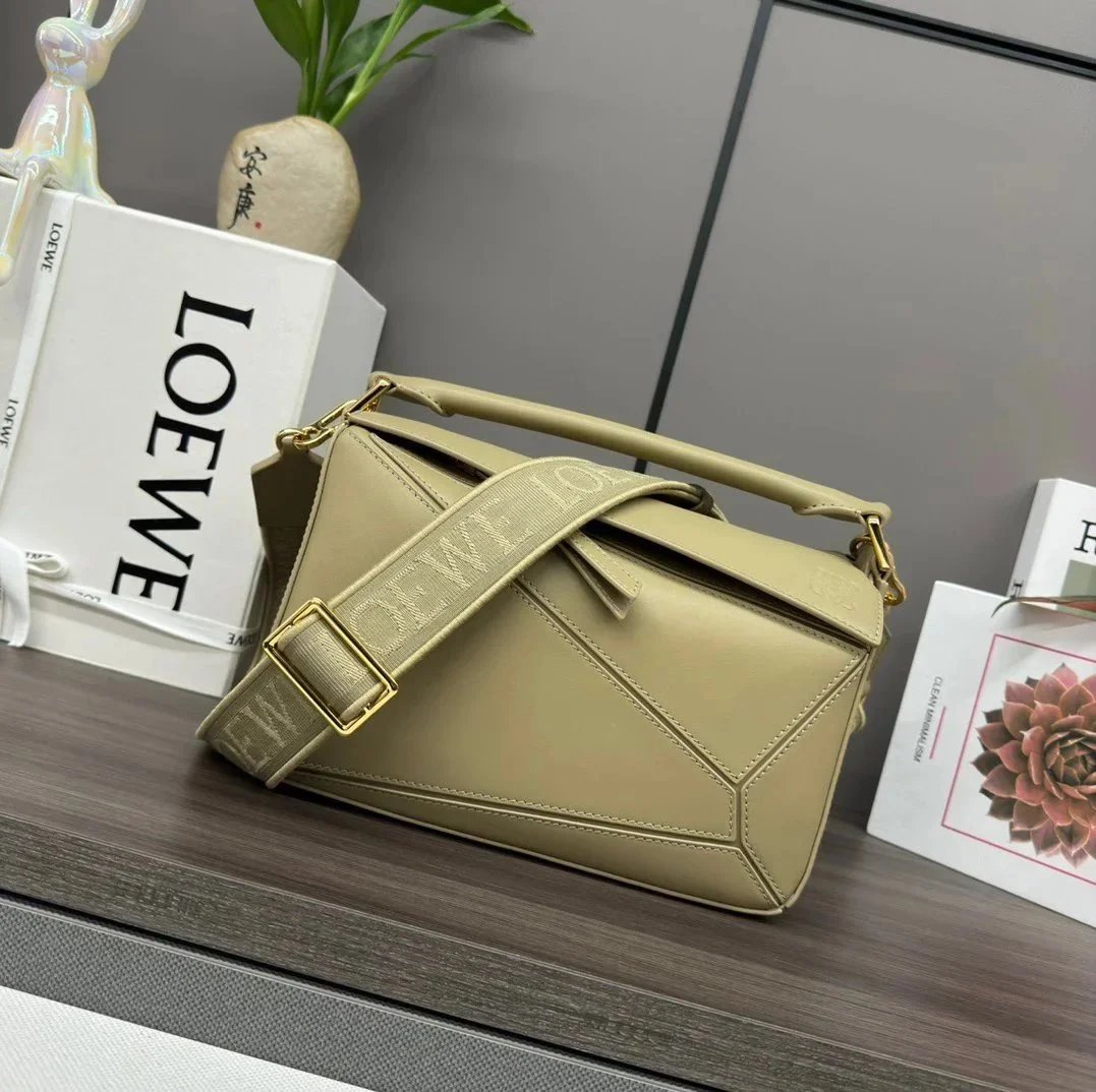 LOEWE Women's Bag Top version 【Original Leather】New Single Color Glaze Puzzle Geometric Bag Ceramic Hardware Wide Shoulder Strap Small Size24cm Luojia Men's and Women's Bags Shoulder Bag Messenger Bag Handbag Embroidery Letter Wide Shoulder Straps Geometr