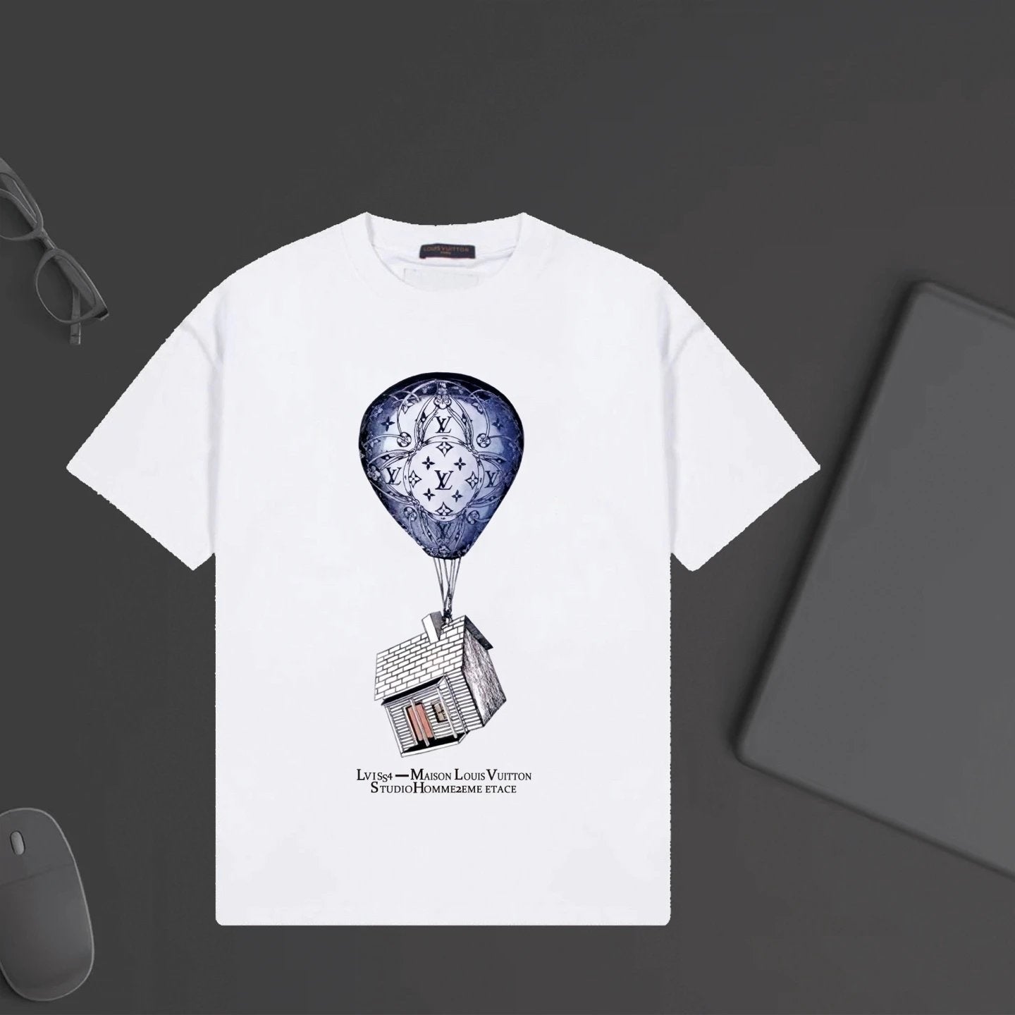 Louis Vuitton LV T-shirt Balloon House Print on the Chest logo round Neck Short Sleeve25ss New pure cotton T Unisex T-Shirt OS Drop Shoulder Loose Fit Base Shirt Top T-Shirt Short Sleeve