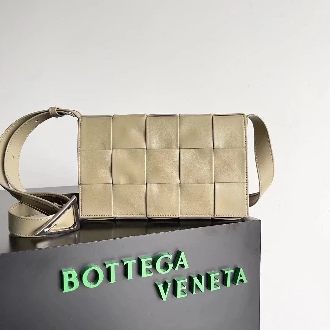 Bottega Veneta Women's Bag Top version 【Original Leather】Counter Quality Oil Wax Leather Cassette15Plaid Woven Square Bag Shoulder Strap Triangle Buckle Woven Bag Crossbody Bag Shoulder Bag Crossbody Bag for Men and Women Same Style Men's and Women's Bags