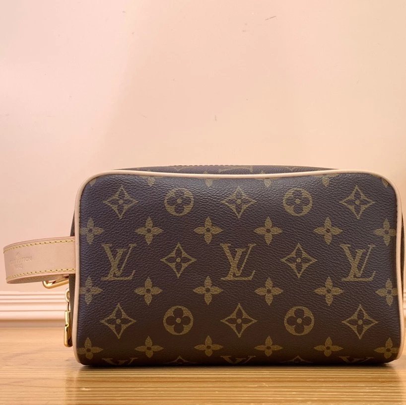 Louis Vuitton LV Wallets/Clutches Top version 【Top with High Version】【LockerDoppKit Toilet Bag】M83112Flower(Silk Screen)Black Color Wash Bag DOPP Toilet Bag/Cosmetic Bag Men's and Women's Bags Handbag Presbyopic M83112Black Flower Wash Bag Large M12641