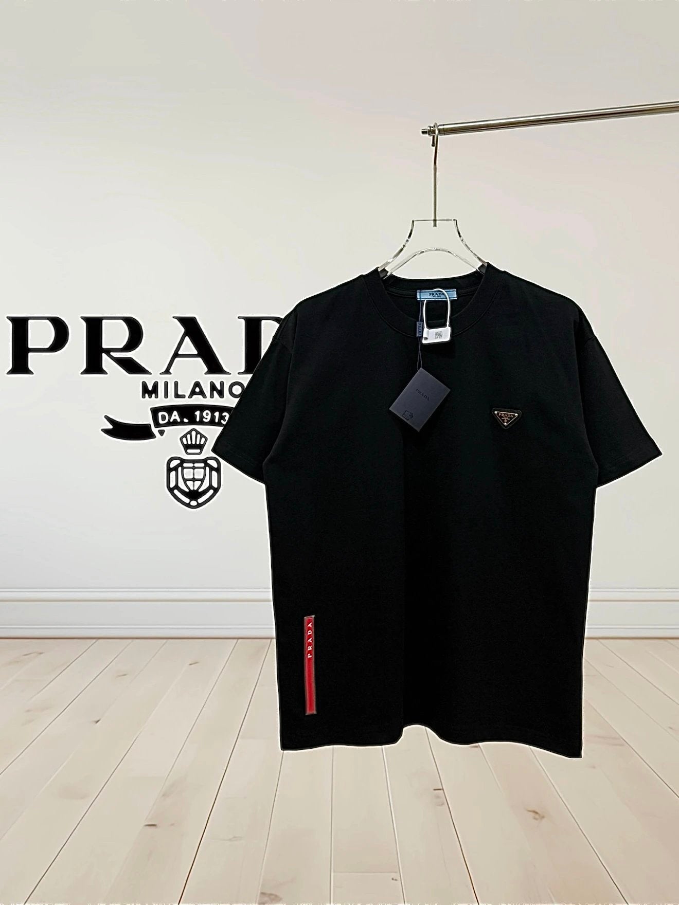 PRADA T-shirt Metal Triangle Logo on Chest with Red Leather Strip Stitching on the Right Side, Round Neck Short Sleeve25ss New Pure Cotton Unisex Style T Casual T-Shirt Base Layer Shirt OS Loose design
