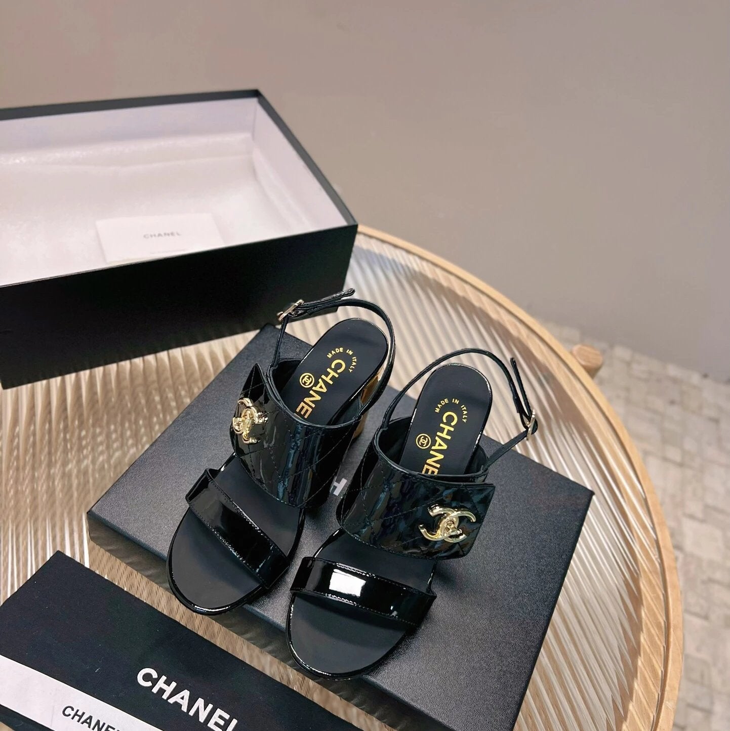Chanel Shoes Spring/Summer New Classic Rhombus High Heel Sandals
Material Worker：Artistic Lamb Leather Stitching Patent Leather Lining Is Sheepskin Material Super Soft Very Soft Comfortable Italy A Grade Dyed Transparent Leather Outsole➕Post-Electric Plat