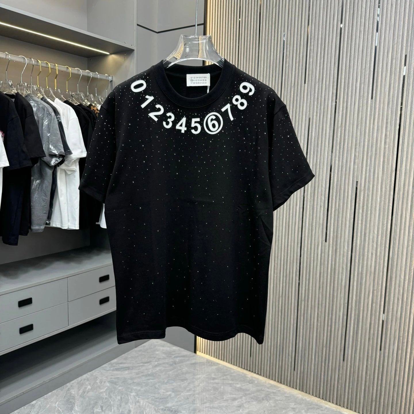 Maison Margiela T-shirt Full Body Rhinestone Lettering Stickers Engraving logo round Neck Short Sleeve25ss New Pure Cotton Unisex Style T T-shirt OS Loose Fit Base Shirt Top Half Sleeve T-Shirt