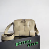 Bottega Veneta Men's Bag Top version Original Order23New Men's CASSETTE Camera Bag Shoulder Bag Messenger Bag Pillow Bag New Big Woven Bag Men's and Women's Bags Box Bag Men2023SSPreSpring New Camera