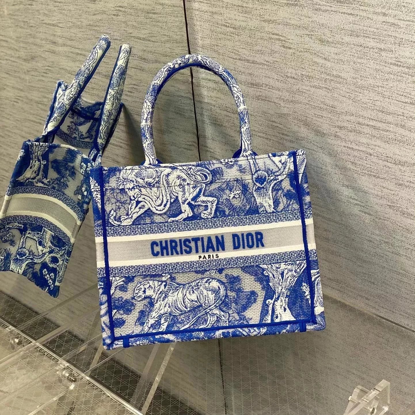 Dior Women's Bag Top version 【】2022Spring and Summer New booktote Bag T Ruyi Printed Latest Hollow Fluorescent Color Shopping Bag Beach Bag Crafted with Transparent Effect Canvas Exquisite Tiger Jungle Embroidery Bag New Women Bag Shopping Bag Mummy Bag M