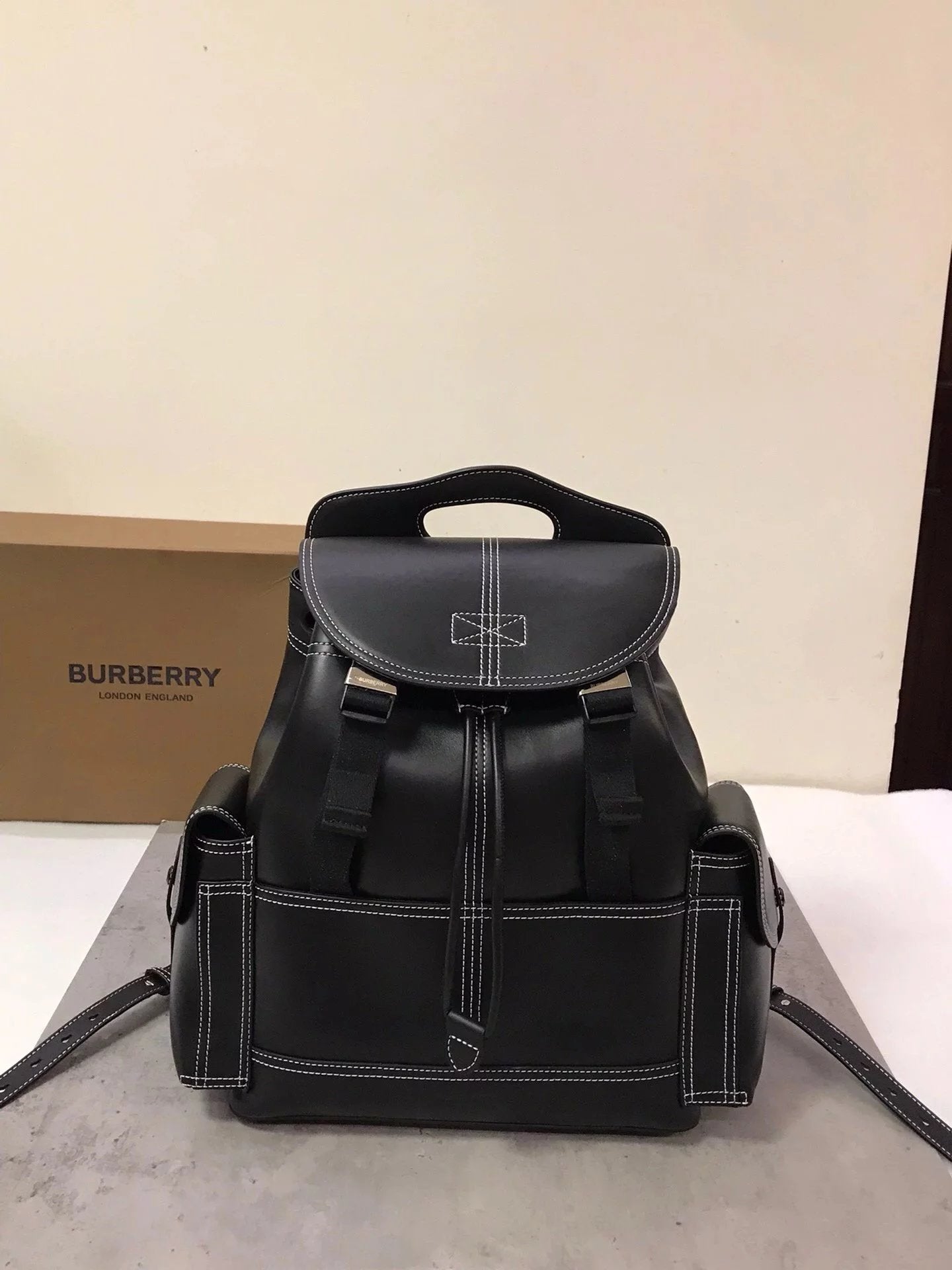 Burberry backpack Top version Original Full Denim Leather Backpack，with Decorative Symbolic Elements ECONYL®Material Renewal，Made of Denim Full Leather，Covered with Jimingxian Leather，and Decoration Horseferry Letter Pressing Decals.Single Buckle Buggy Ba