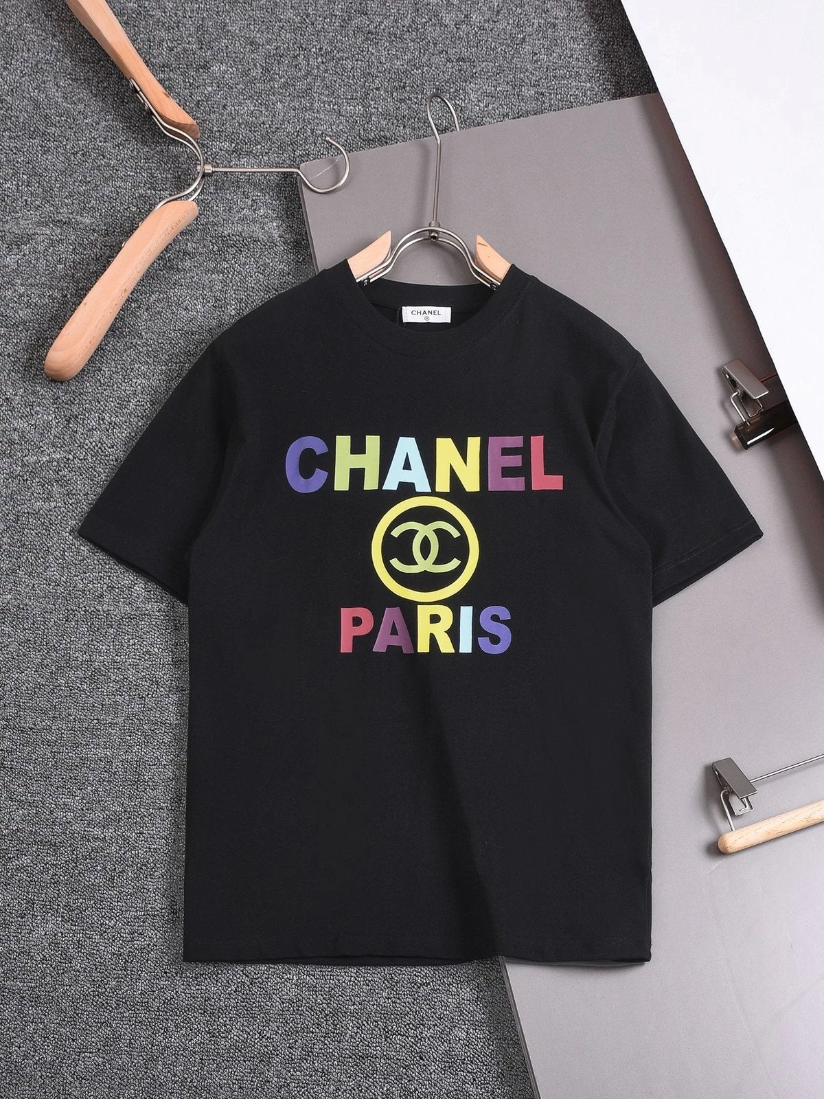 Chanel T-shirt 24New logo Digital Printing Short Sleeve T T-shirt，Pure Cotton Washed Fabric，After Washing260Weight around，Exquisite Workmanship，Men's and Women's Same Style Loose Design，Stylish and Elegant。
Color：Black/White
Size：SMLXL