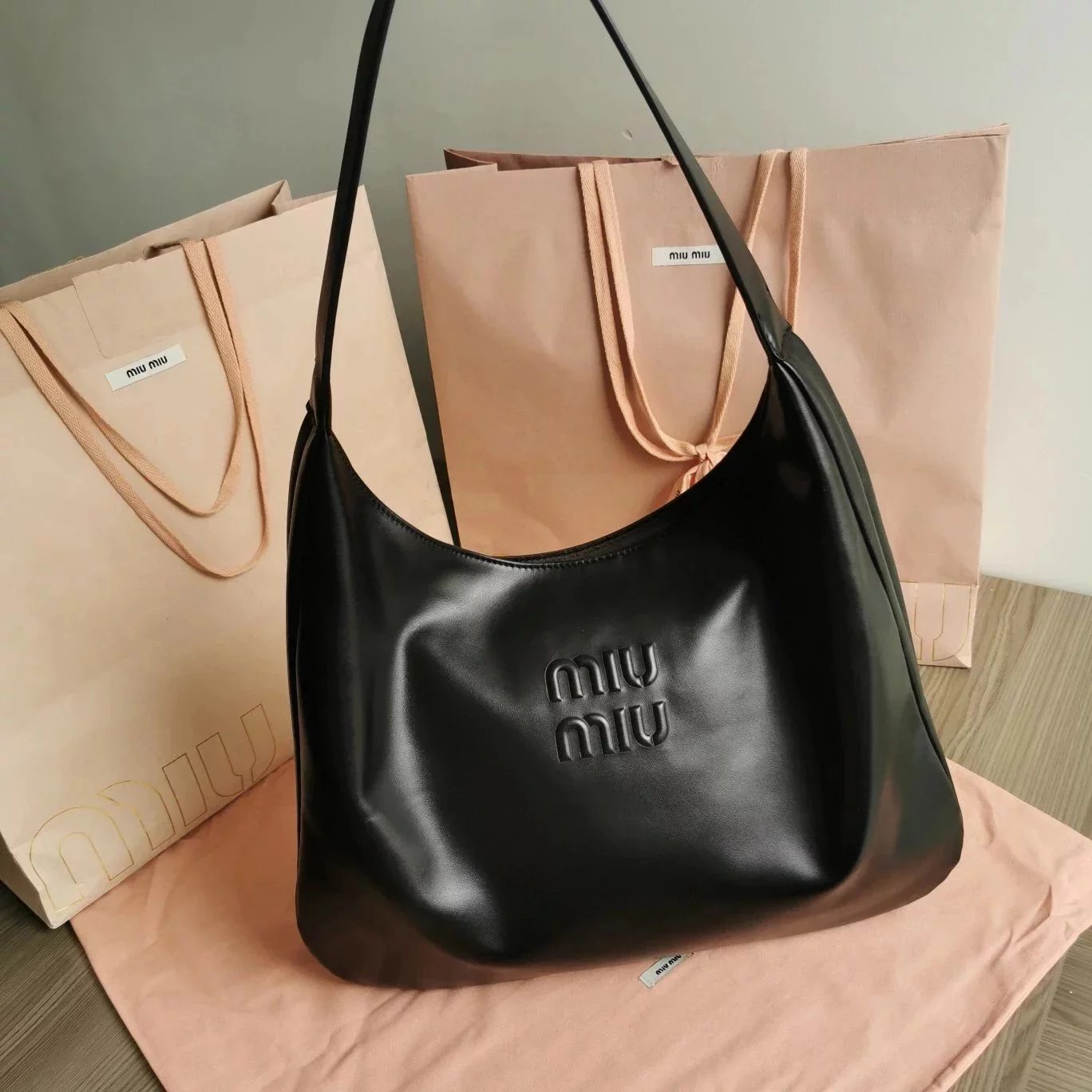 Miu Miu Bag Top version Women's Bag2022Autumn and Winter New hobo Underarm Bag Cowhide Large Capacity Totes High-Grade Shopping Bag One-Shoulder Portable Commuter Bag Idle Style Simple All-Matching Bag Leather Very Soft