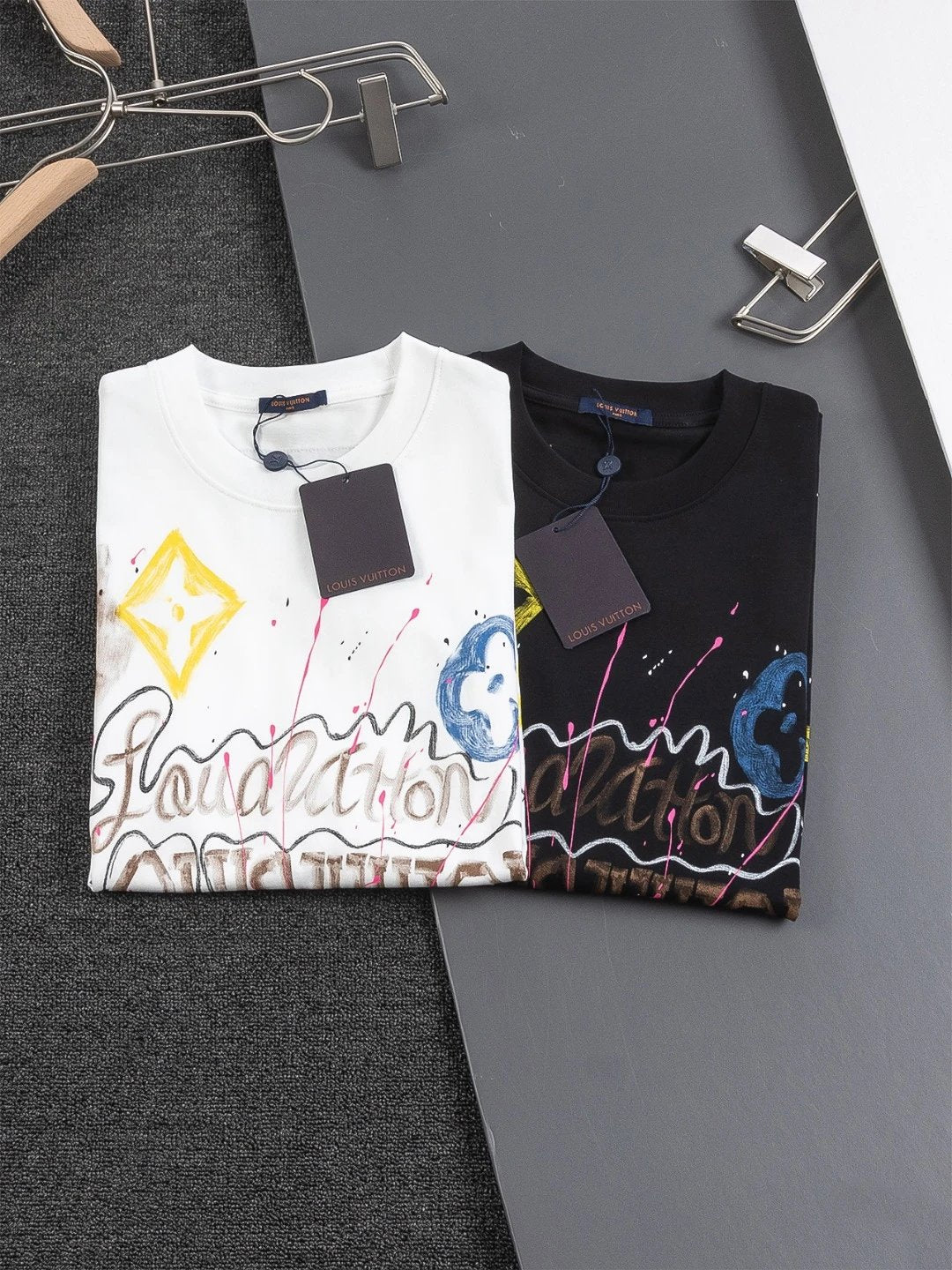 Louis Vuitton LV T-shirt Colorful Graffiti Print on the Chest logo round Neck Short Sleeve25ss New Pure Cotton Unisex Style T T-shirt OS Loose Fit Base Shirt Half Sleeve T-Shirt Top Half Sleeve