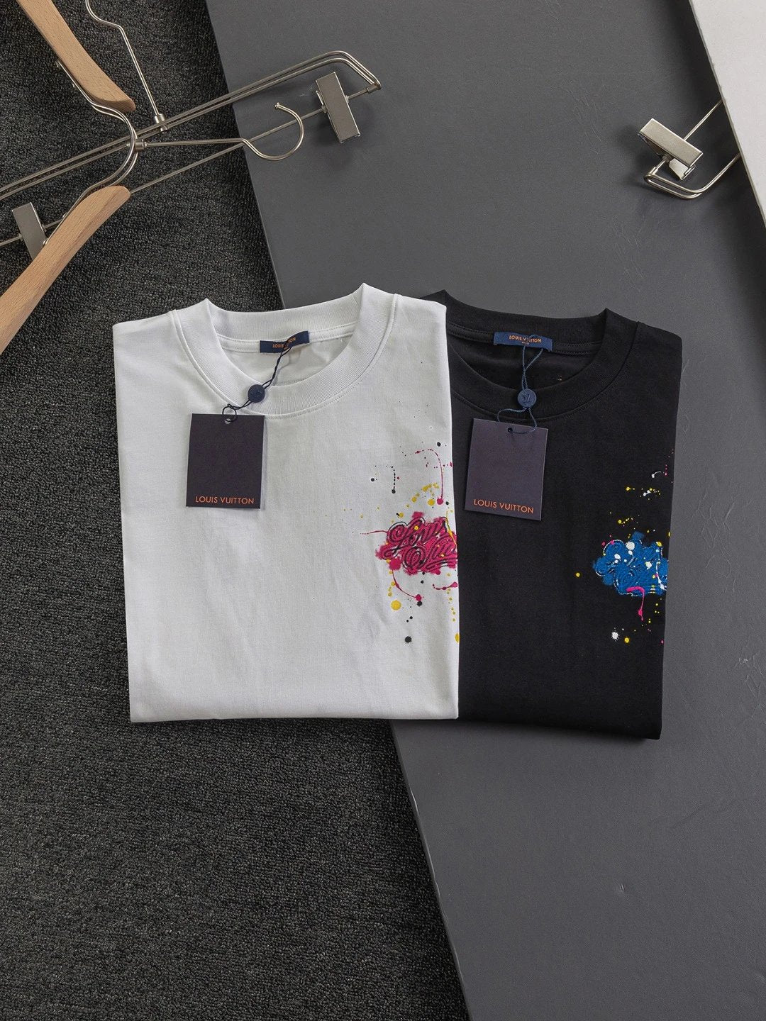 Louis Vuitton LV T-shirt Back Letter Graffiti Print logo round Neck Short Sleeve25ss New Pure Cotton Unisex Style T T-shirt OS Loose Fit Base Shirt Half Sleeve T-Shirt Top Half Sleeve