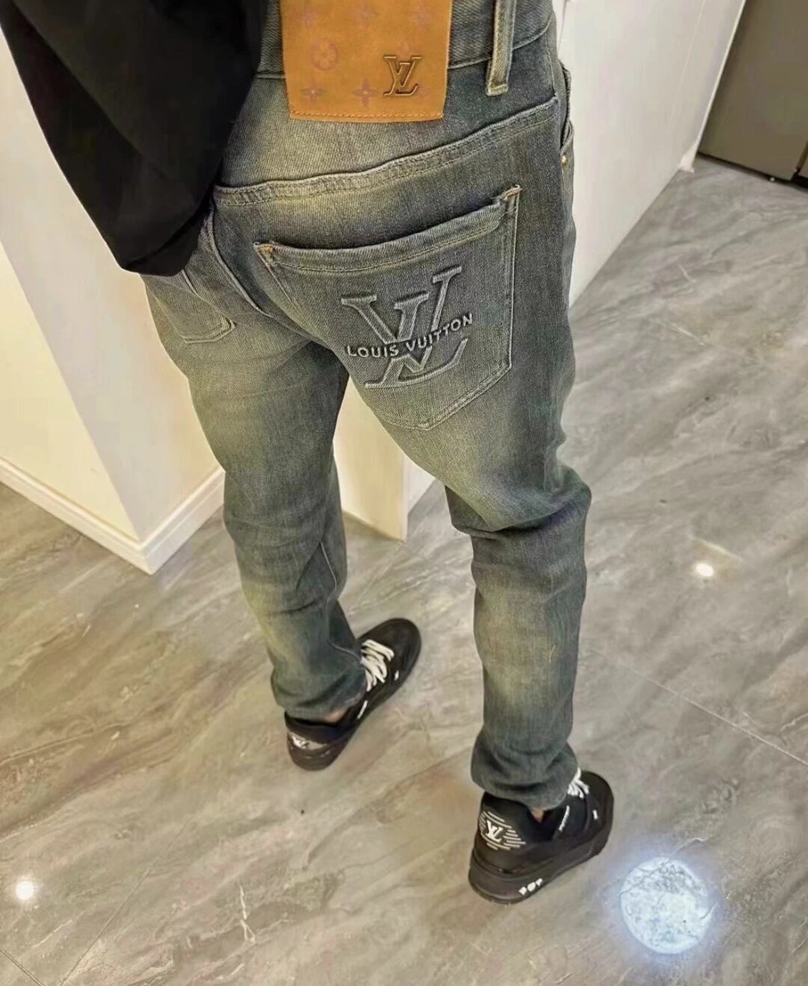 Louis Vuitton LV Jeans Back Pocket Embossed Design logo Straight Washed Blue Jeans Autumn and Winter New Casual Wide Leg High Waist Men and Women Same Long Pants Loose