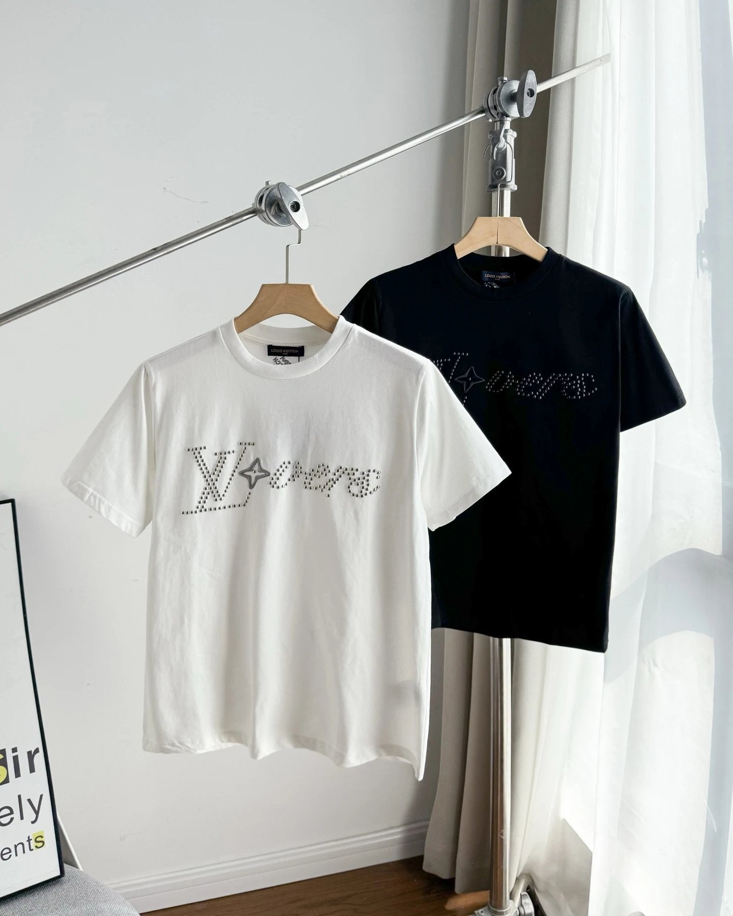 Louis Vuitton LV T-shirt Chest Handwritten Letter Rivet Pattern Embroidery logo round Neck Short Sleeve25ss New pure cotton T Unisex T-Shirt OS Drop Shoulder Loose Fit Base Shirt Top T-Shirt Short Sleeve