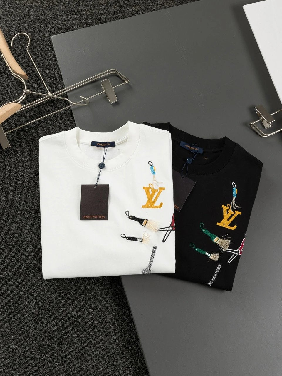 Louis Vuitton LV T-shirt Chest Tool Pattern Embroidery logo round Neck Short Sleeve25ss New pure cotton T Unisex T-Shirt OS Drop Shoulder Loose Fit Base Shirt Top T-Shirt Short Sleeve